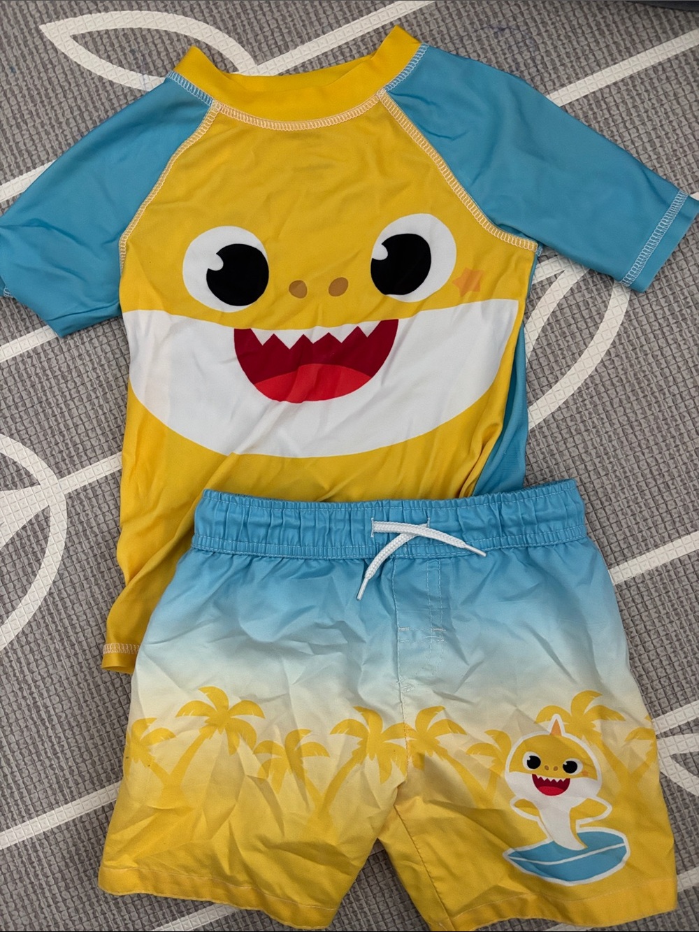 Nickelodeon Pinkfong Baby Shark rashguard and swim trunks bathing suit boy 4T